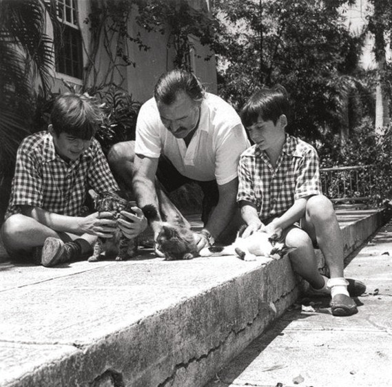 Hemingway e os filhos, Patrick e Gregory, com gatos bebés