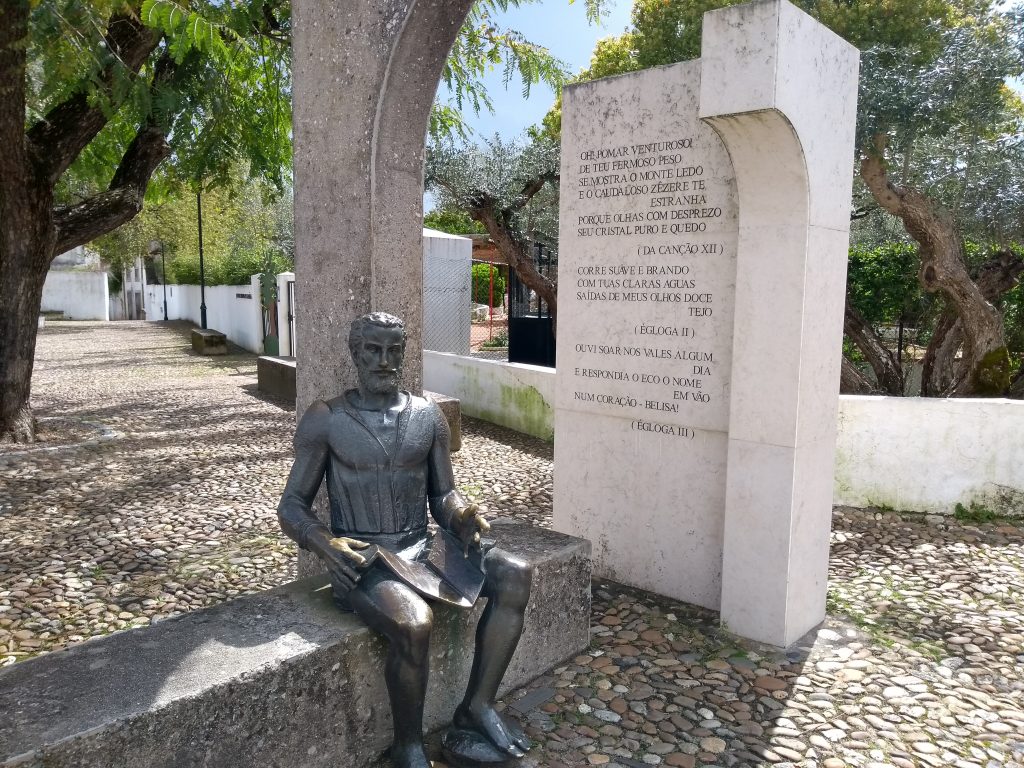 Estátua em homenagem ao poeta Camões, em frente ao Jardim-Horto, em Constância