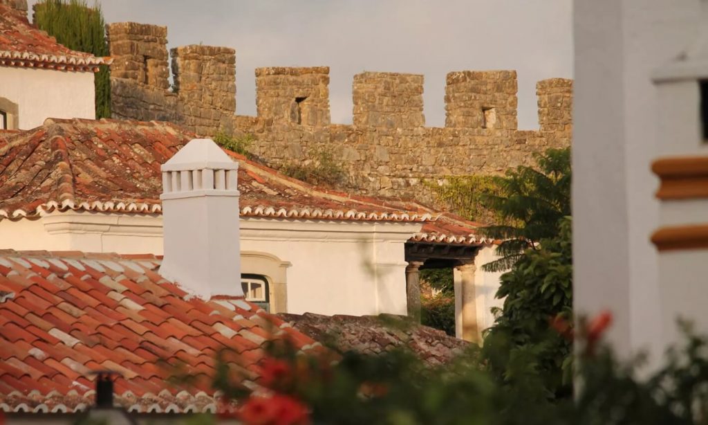 Óbidos - Destaque para as muralhas medievais e para o estado de conservação da vila.