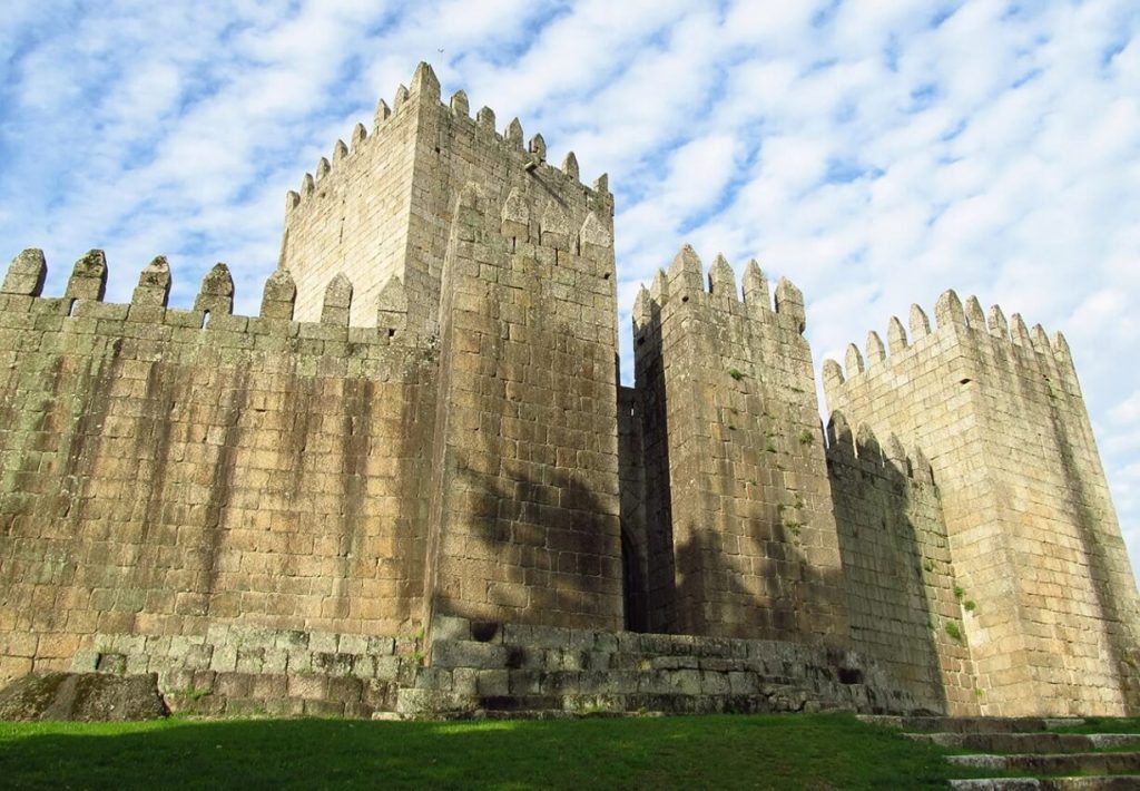 Guimarães - Centro histórico muito preservado e castelo monumental.