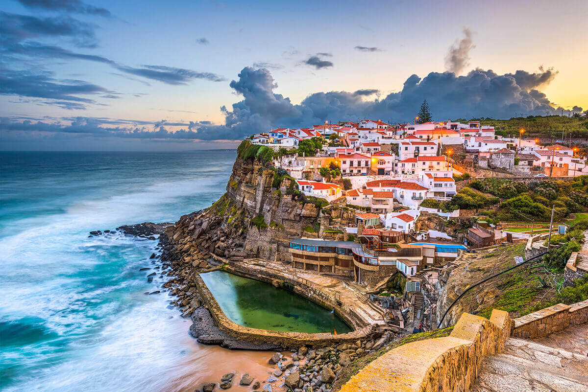 revista amar - Azenhas-do-Mar-Portugal_Credit_Alamy_JCR21X