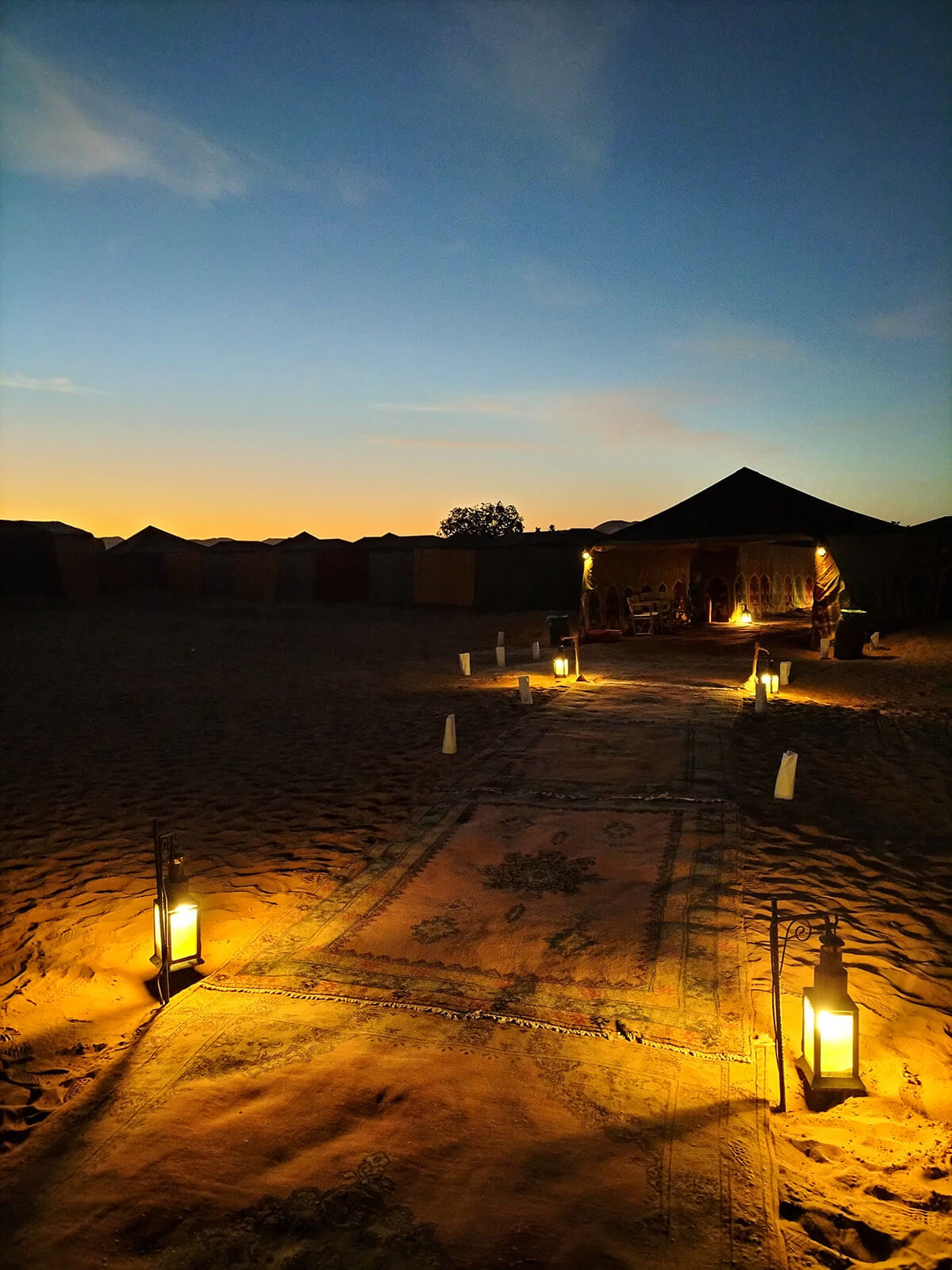 Caminho de acesso à tenda, deserto do Saara
