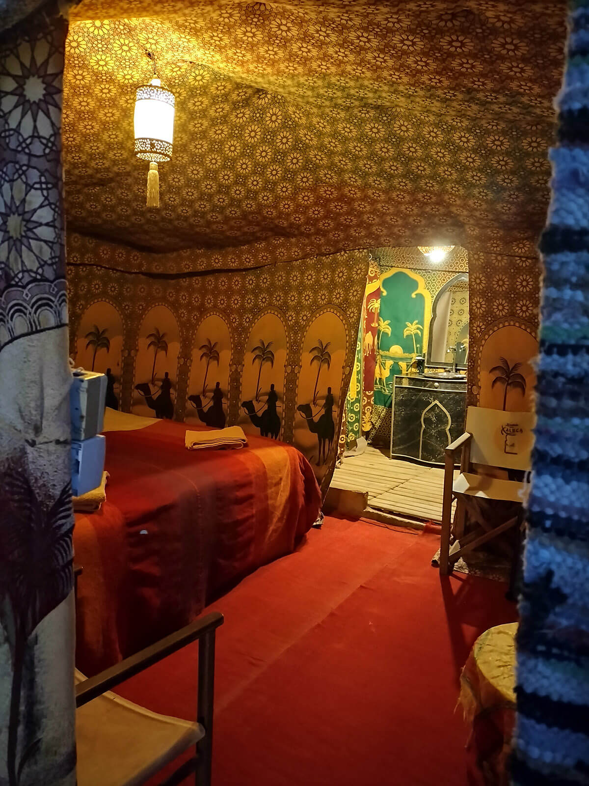 Interior da tenda, deserto do Saara